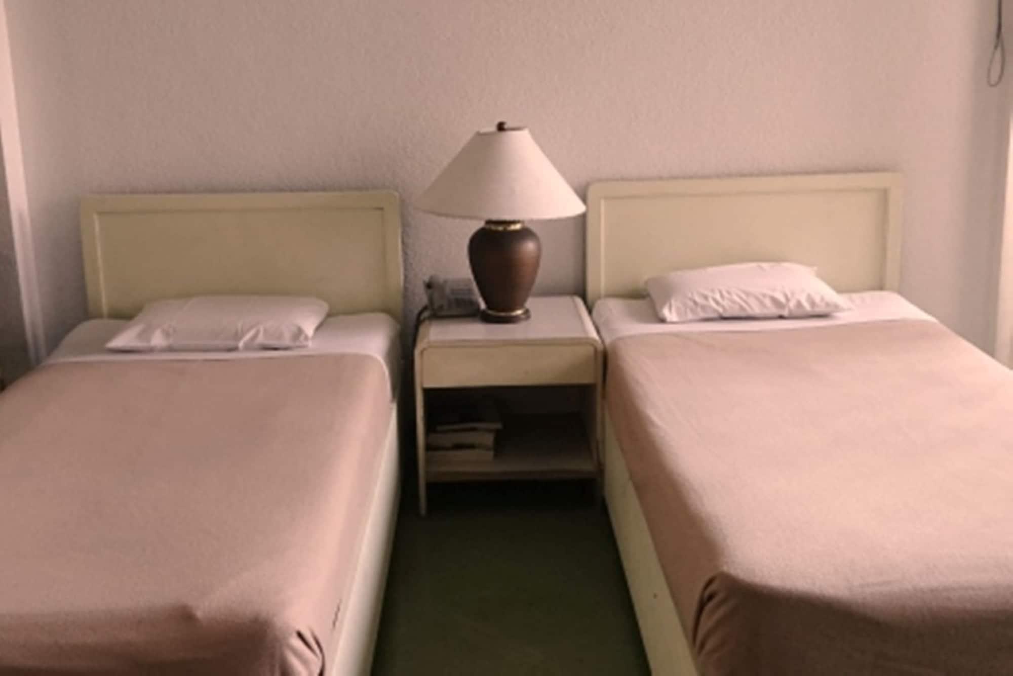 Amorsolo Mansion Hotel Макати Экстерьер фото
