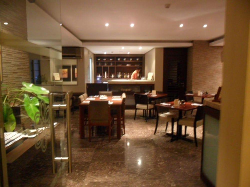 Amorsolo Mansion Hotel Макати Экстерьер фото