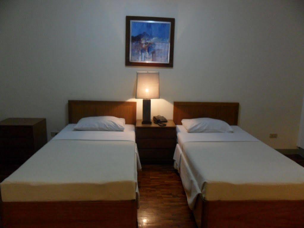Amorsolo Mansion Hotel Макати Экстерьер фото